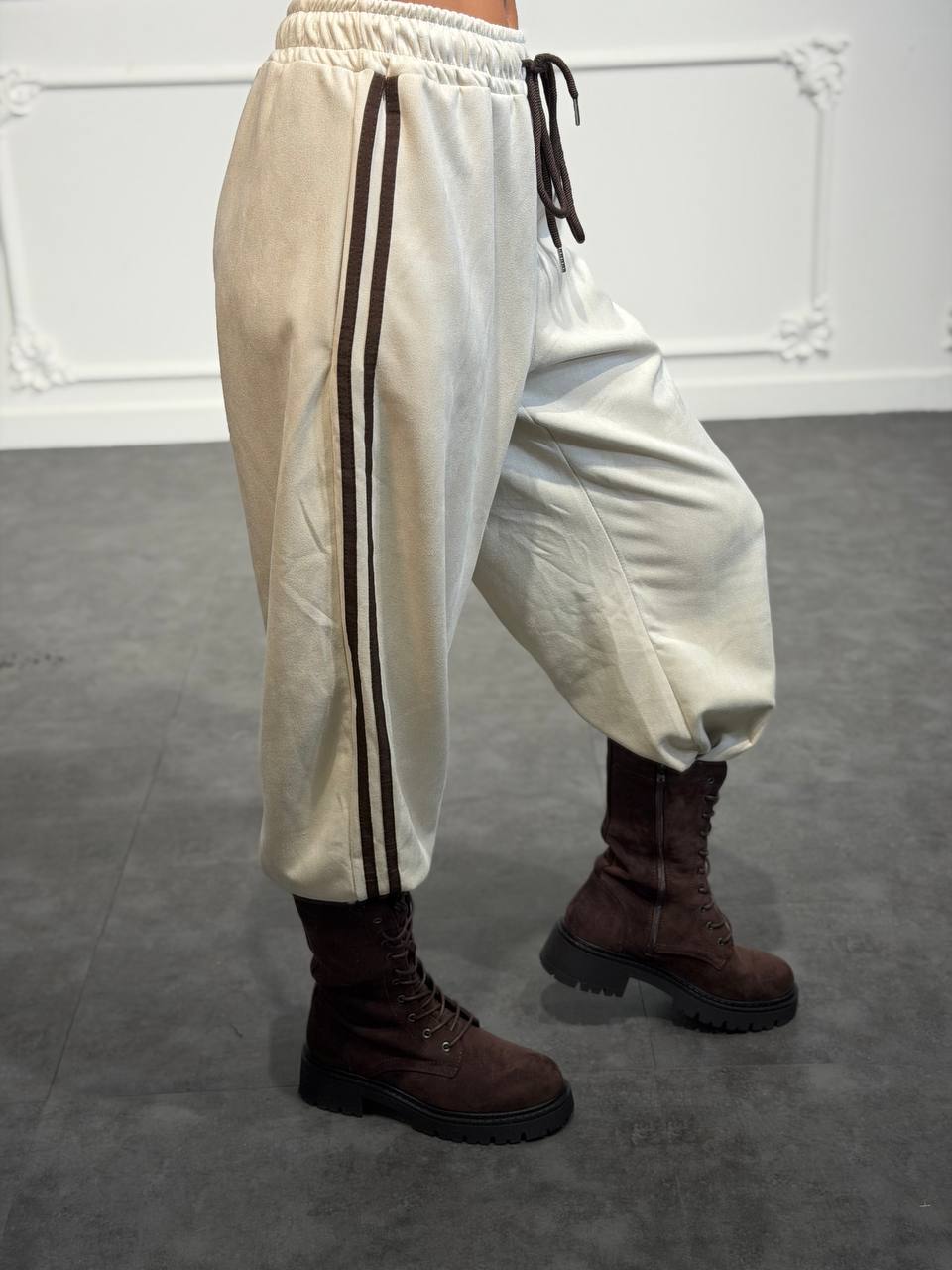 Pantalone jogger con bande laterali, coulisse in vita e gamba morbida