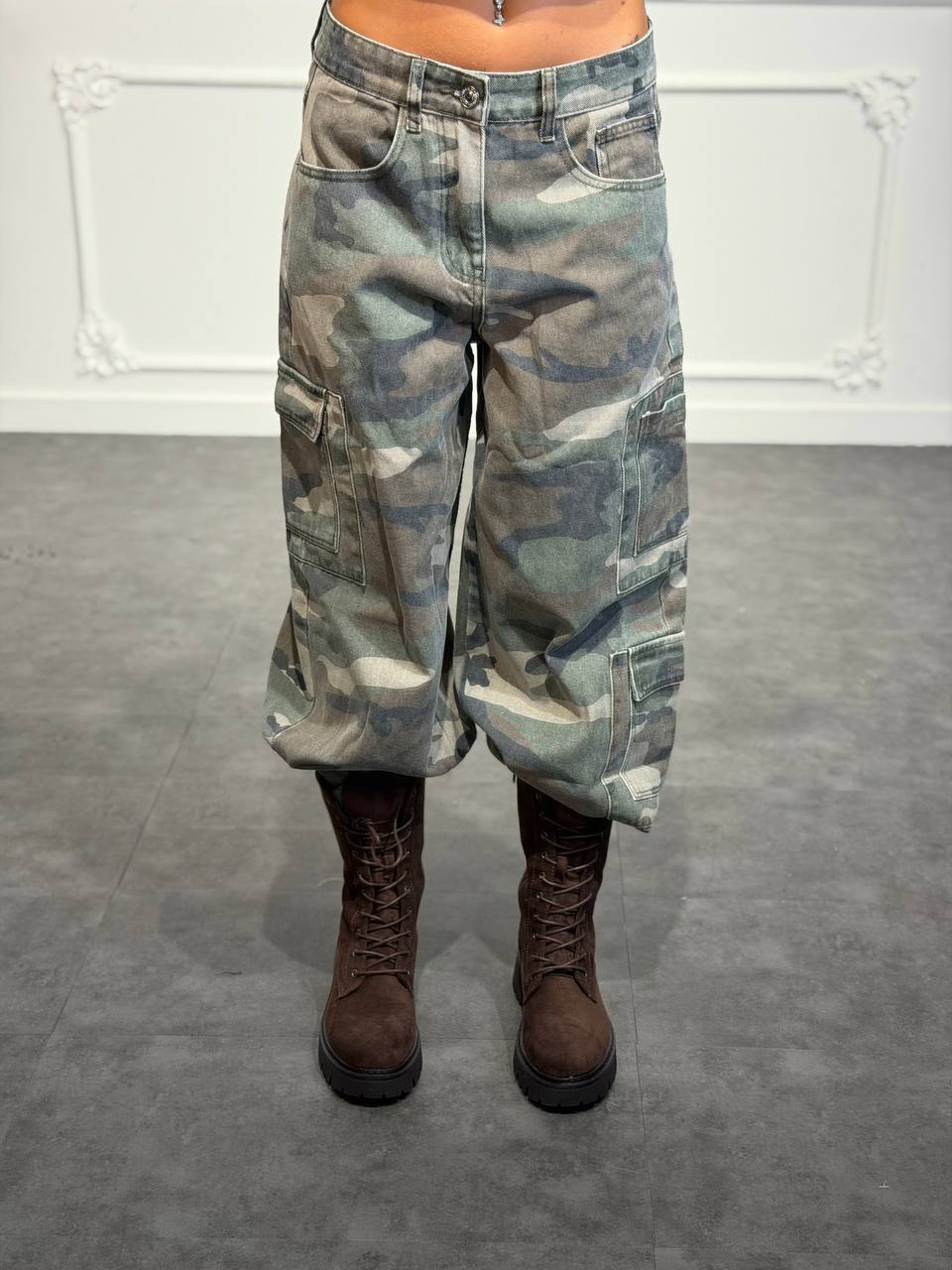 Jeans cargo camouflage con maxi tasche laterali