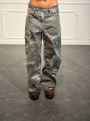 Jeans cargo camouflage con maxi tasche laterali