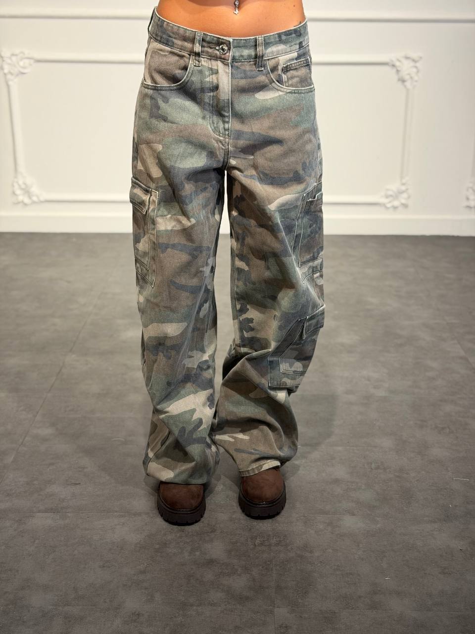 Jeans cargo camouflage con maxi tasche laterali