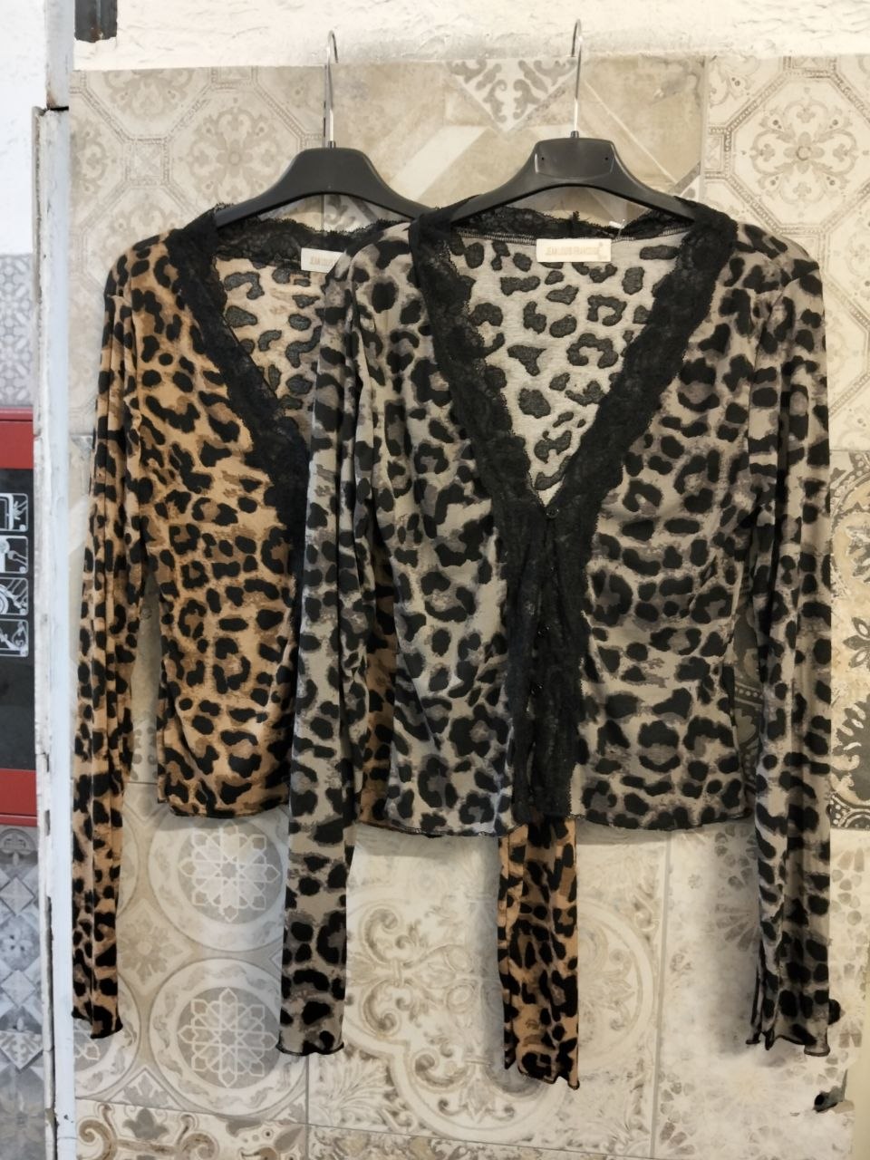 Maglia animalier con scollo a V rifinito in pizzo