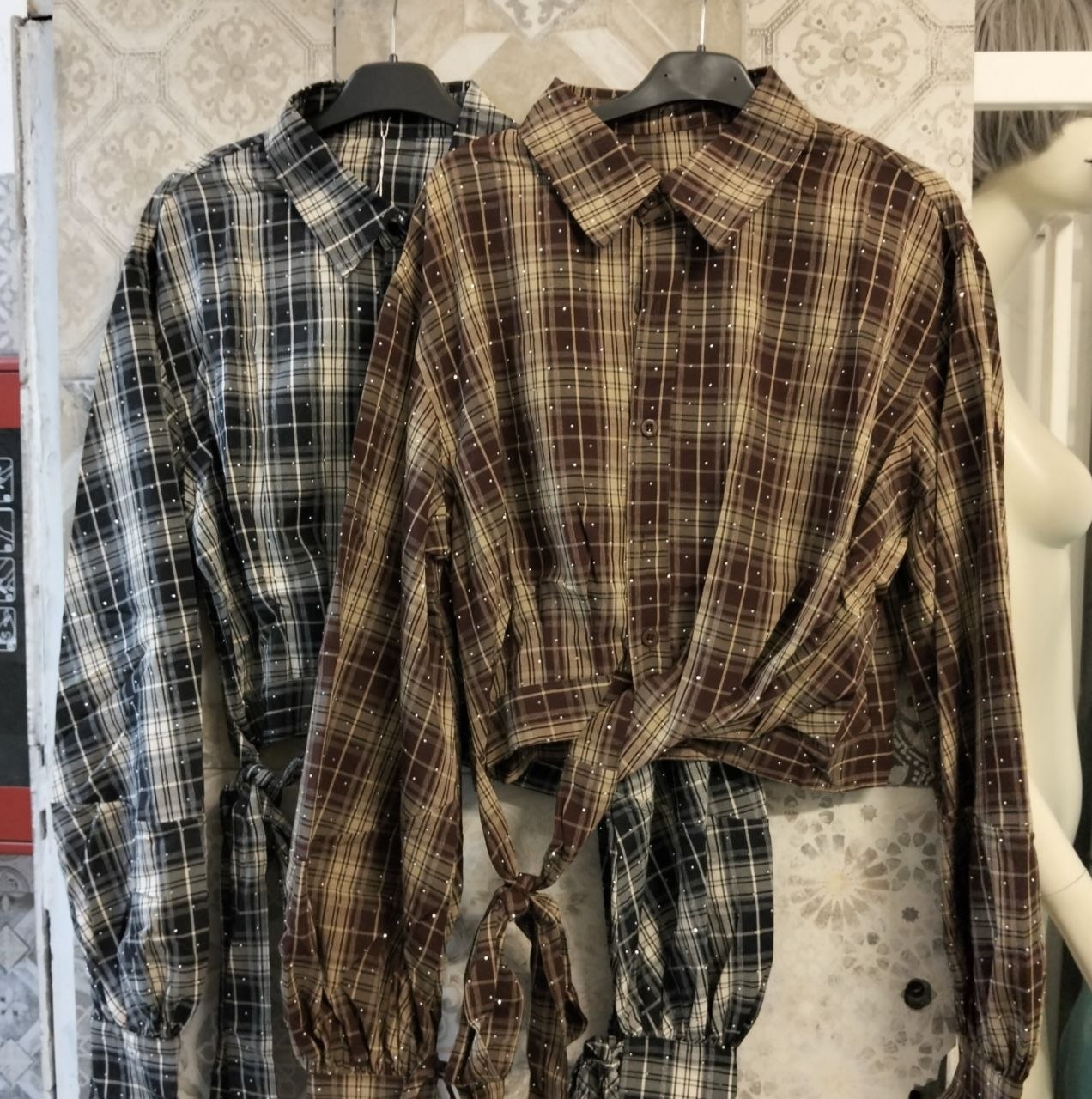 Camicia cropped a quadri con maniche ampie e polsini con fiocco