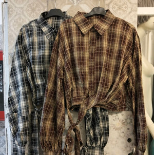 Camicia cropped a quadri con maniche ampie e polsini con fiocco