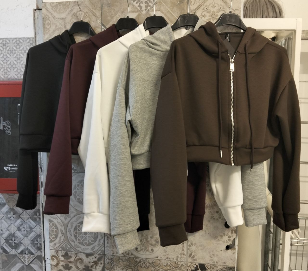 Felpa cropped con cappuccio, zip frontale e maniche lunghe