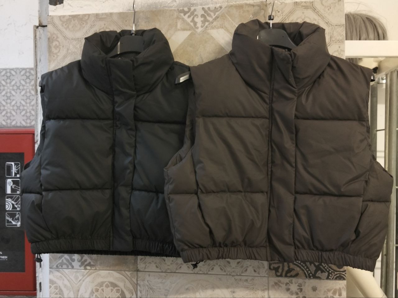 Gilet imbottito cropped con collo alto e fondo elasticizzato