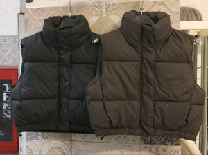 Gilet imbottito cropped con collo alto e fondo elasticizzato