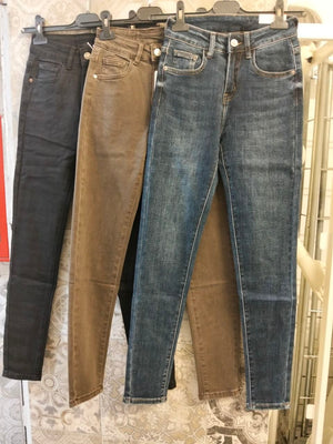 Jeans skinny a vita bassa con linea aderente