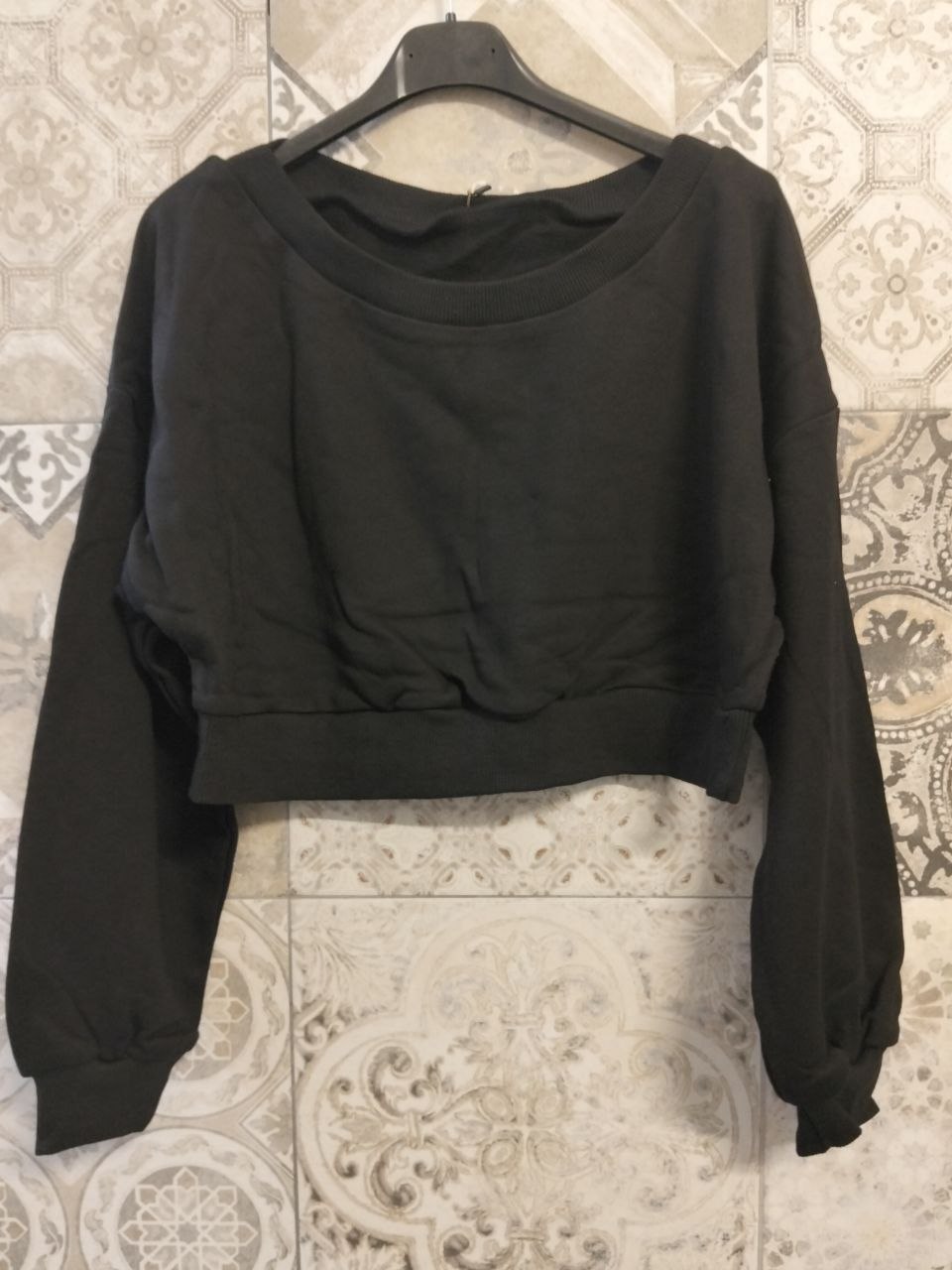 Felpa cropped con scollo ampio