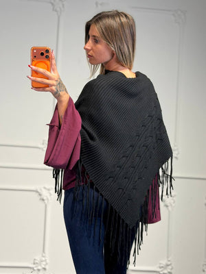 Poncho in maglia con lavorazione a trecce