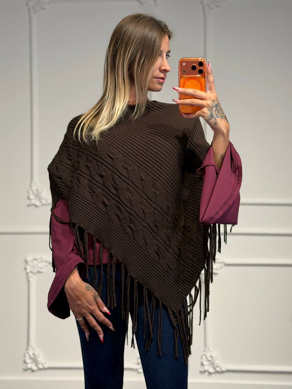 Poncho in maglia con lavorazione a trecce