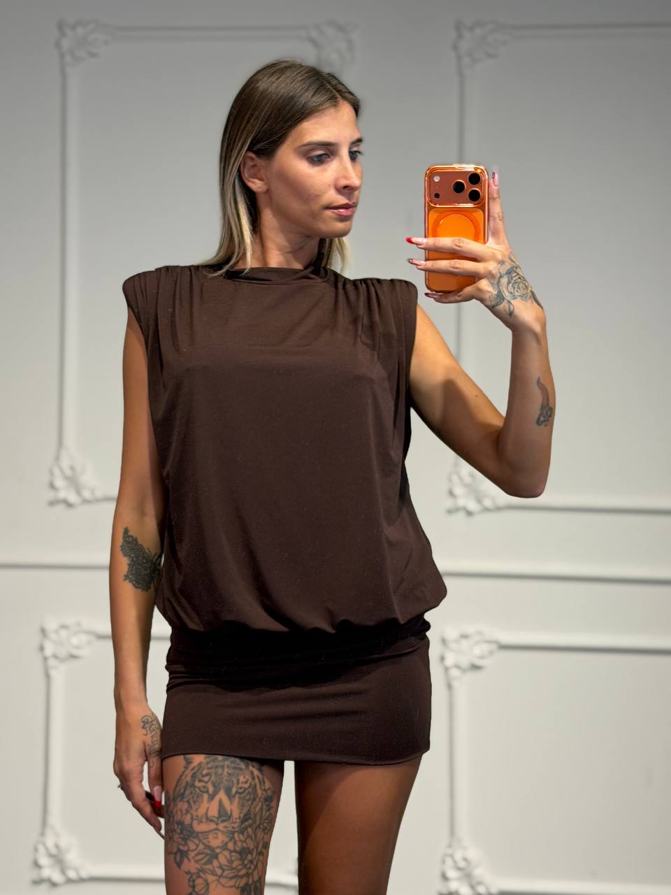 Abito corto drappeggiato con spalline strutturate