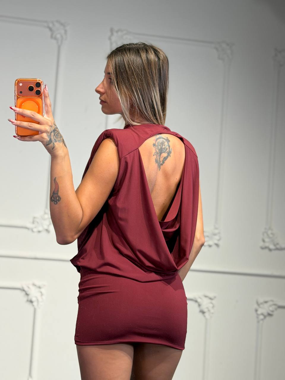 Abito corto drappeggiato con spalline strutturate