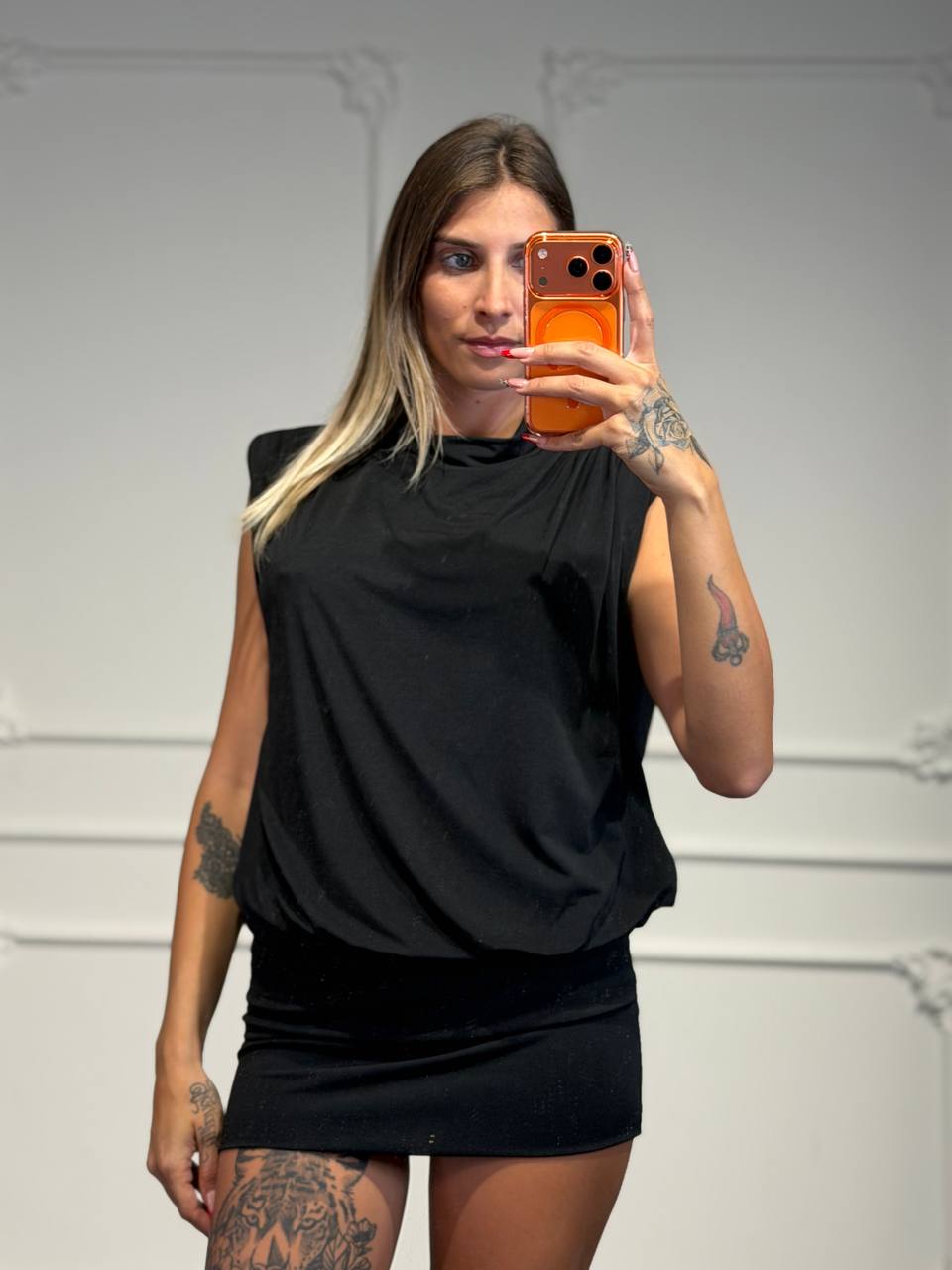 Abito corto drappeggiato con spalline strutturate