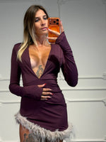 Abito corto con scollo profondo,