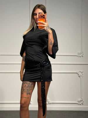 Abito corto con collo alto e fascia in paillettes