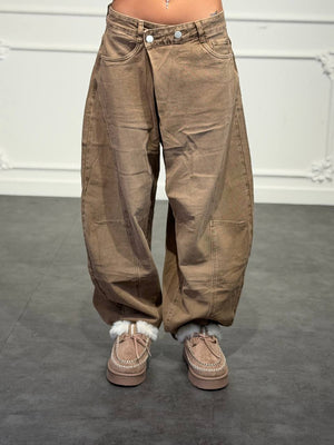 Jeans barrel con chiusura asimmetrica