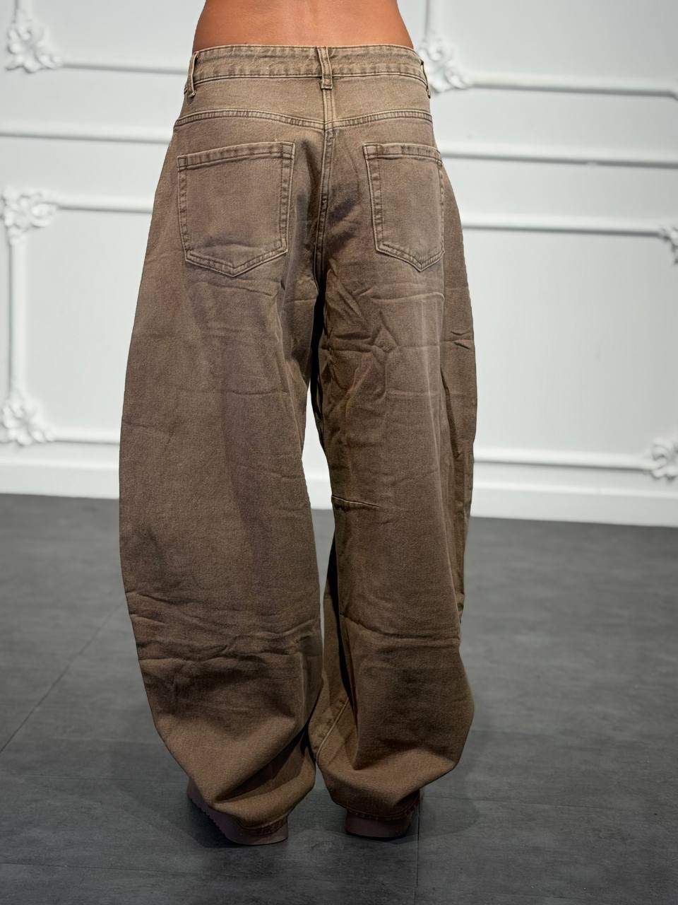 Jeans barrel con chiusura asimmetrica
