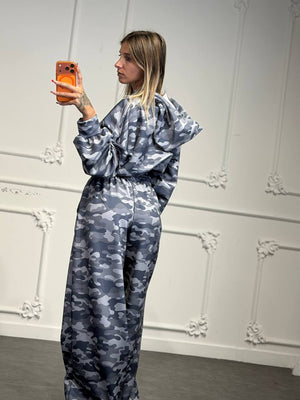 Coordinato camouflage con felpa cropped