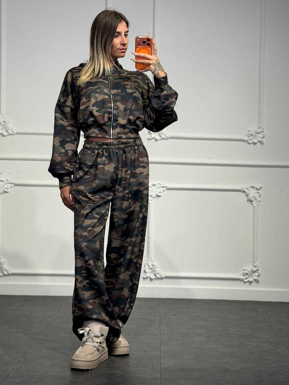 Set 3 pezzi camouflage con felpa cropped