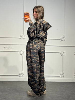 Coordinato camouflage con felpa cropped