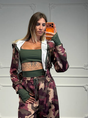 Set 3 pezzi camouflage con felpa cropped