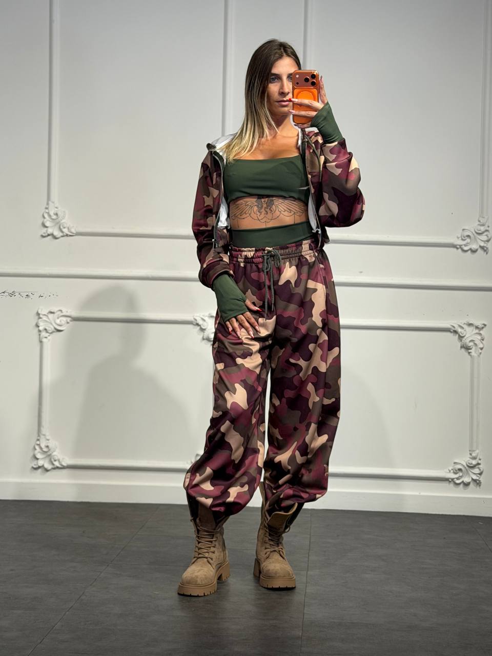 Set 3 pezzi camouflage con felpa cropped