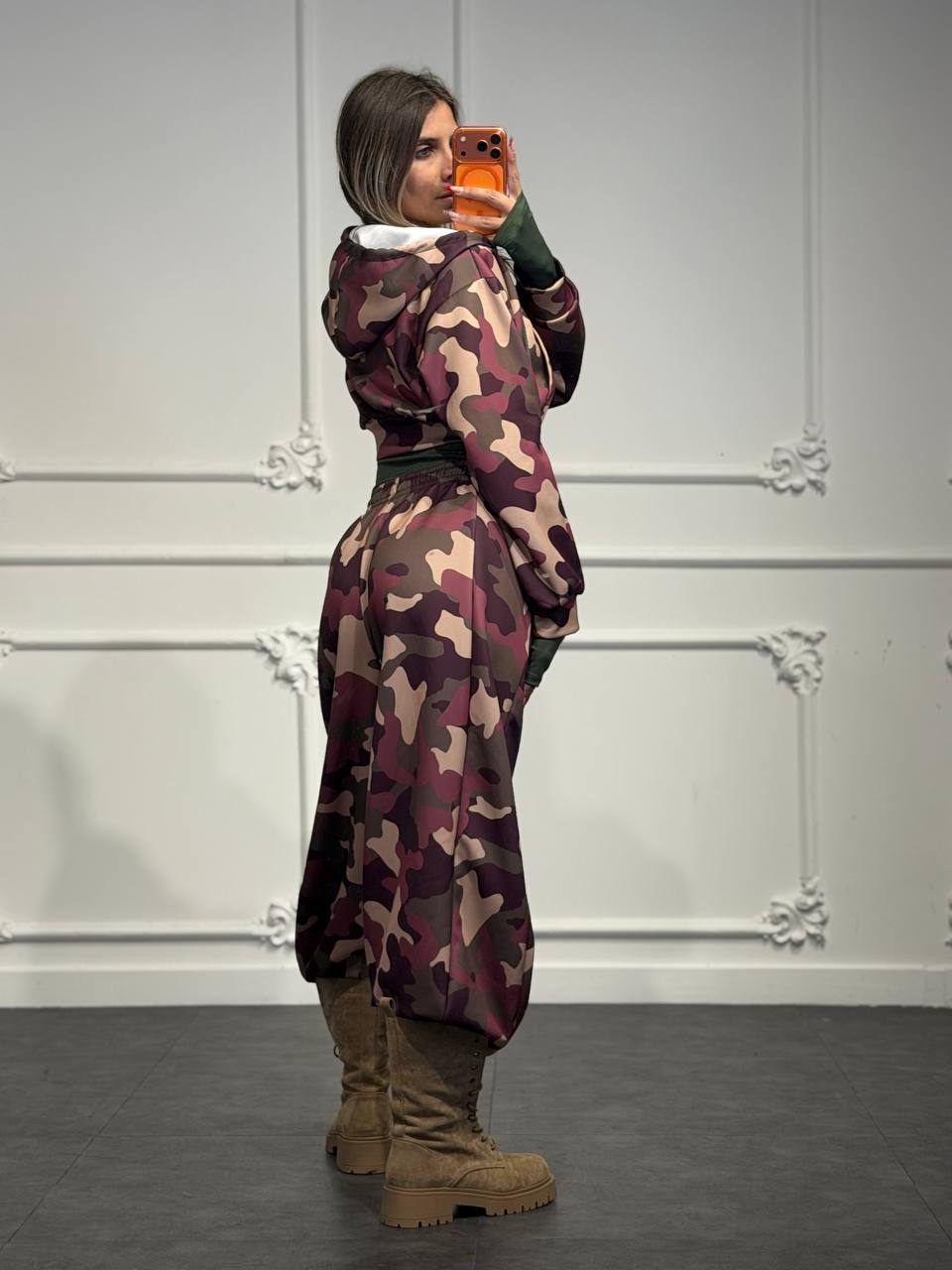 Set 3 pezzi camouflage con felpa cropped