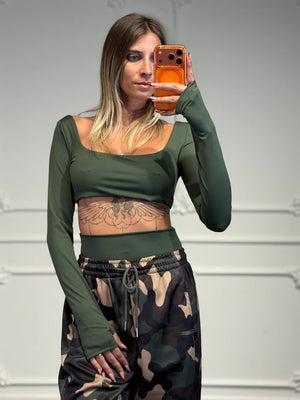 Set 3 pezzi camouflage con felpa cropped