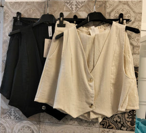 Coordinato Gilet Smanicato e Bermuda a Vita Alta con Bottoni
