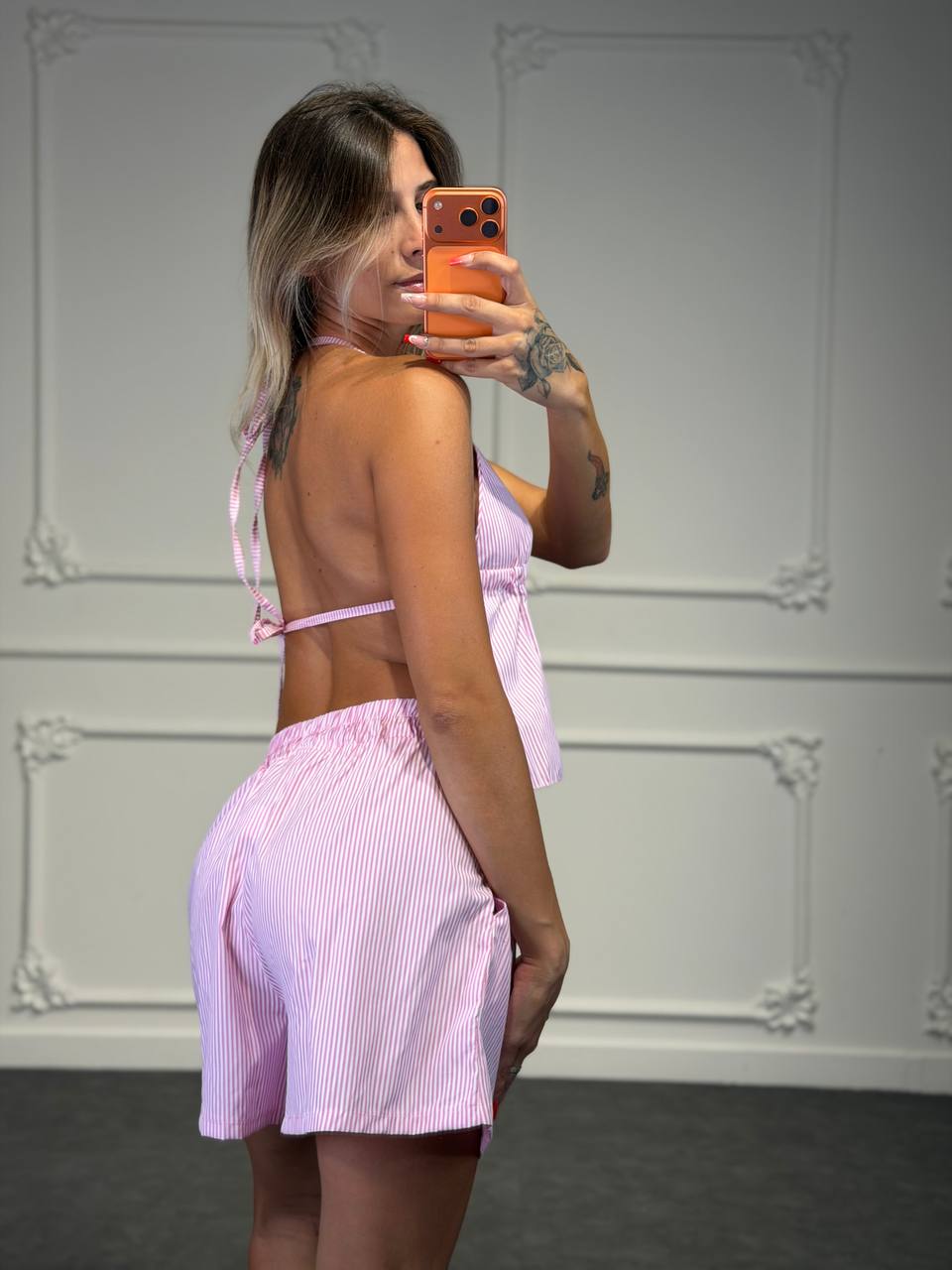 Coordinato Top Halter con Apertura Frontale e Shorts a Righe