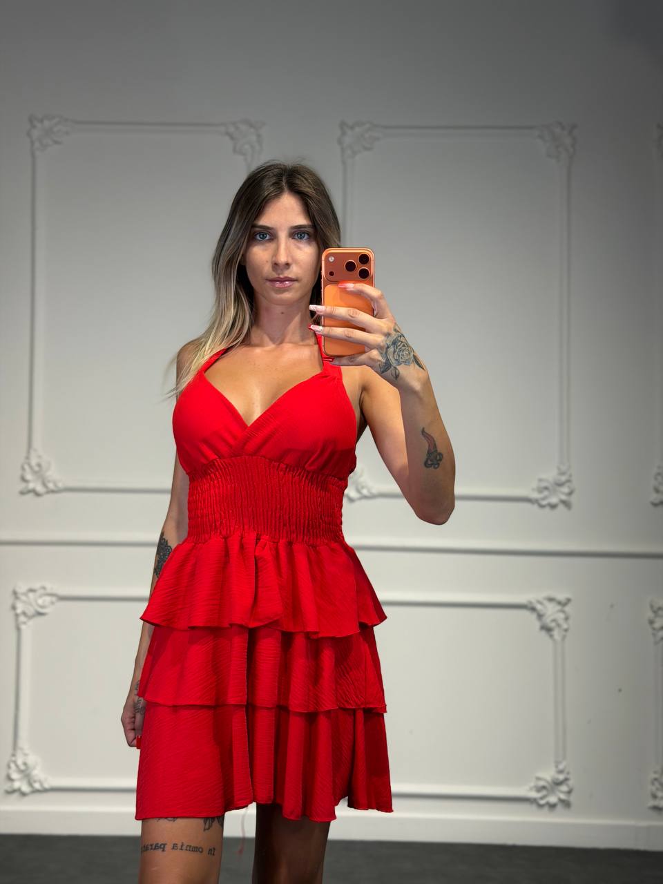 Abito Corto Halter con Vita Elasticizzata e Gonna a Balze