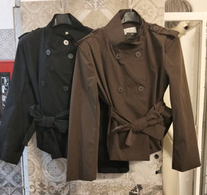 Trench corto doppiopetto con cintura in vita e spalline strutturate - Dverso Fashion