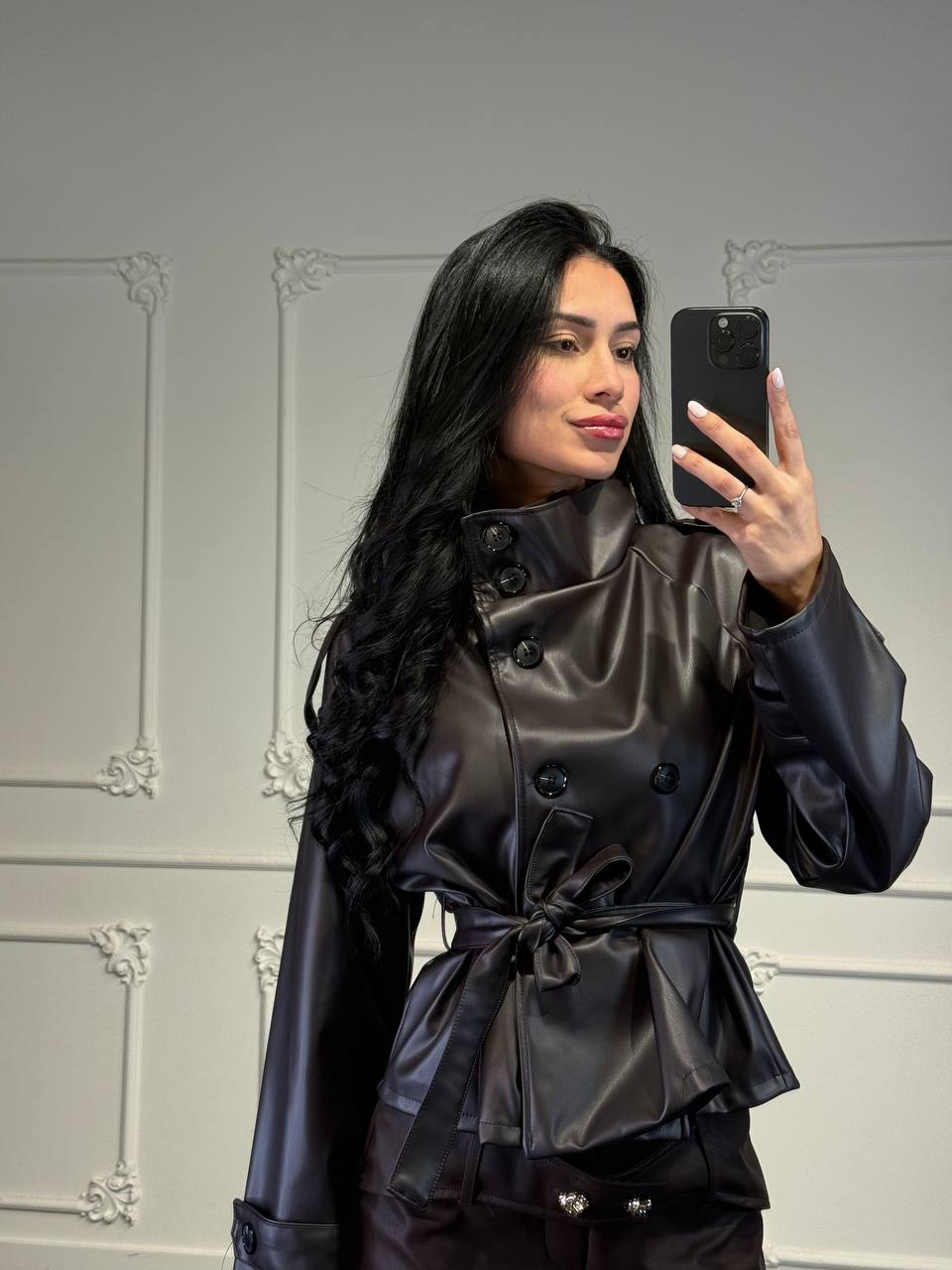 trench in pelle corto con collo alto - Dverso Fashion
