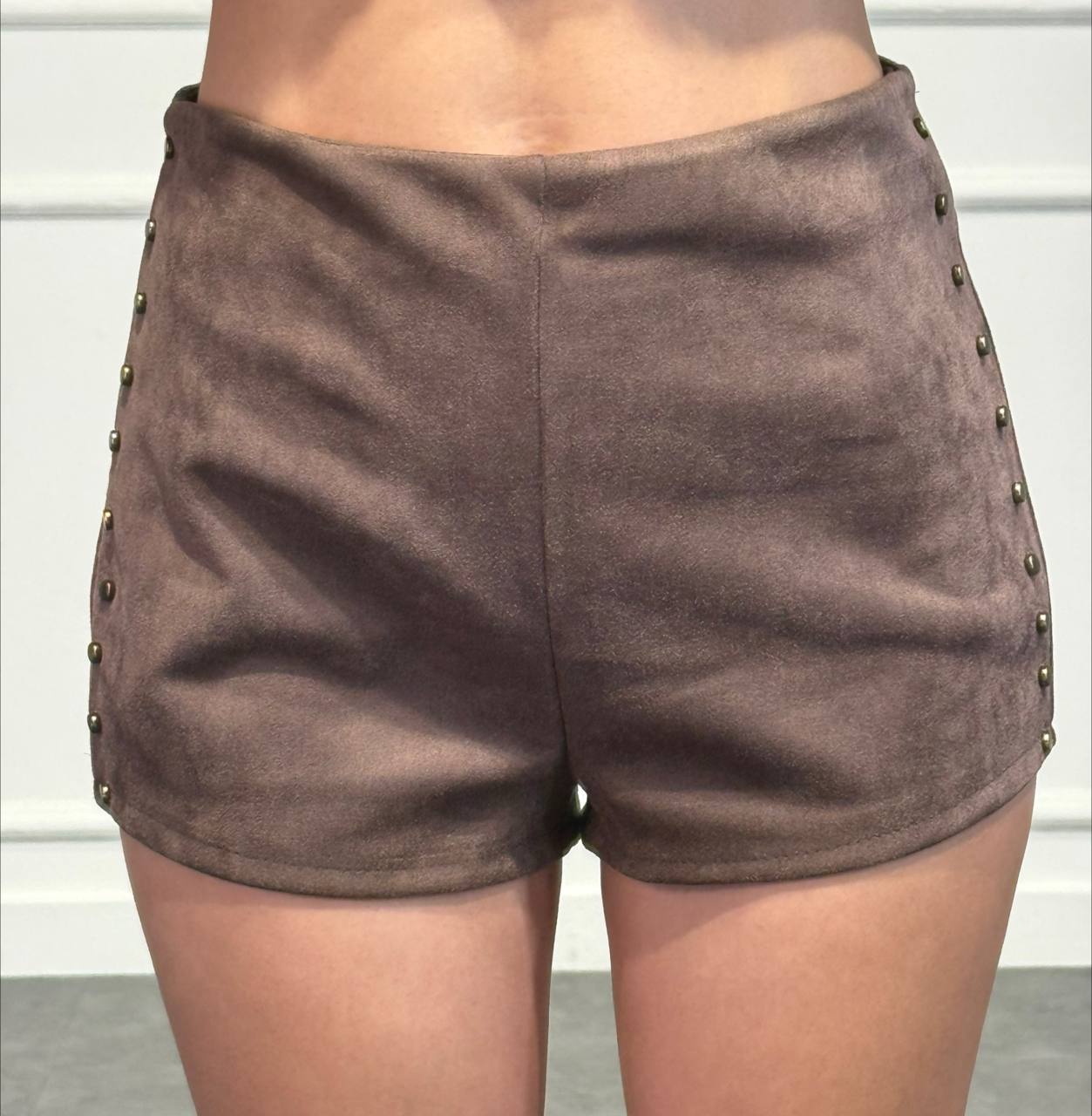 shorts scamosciato con borchie