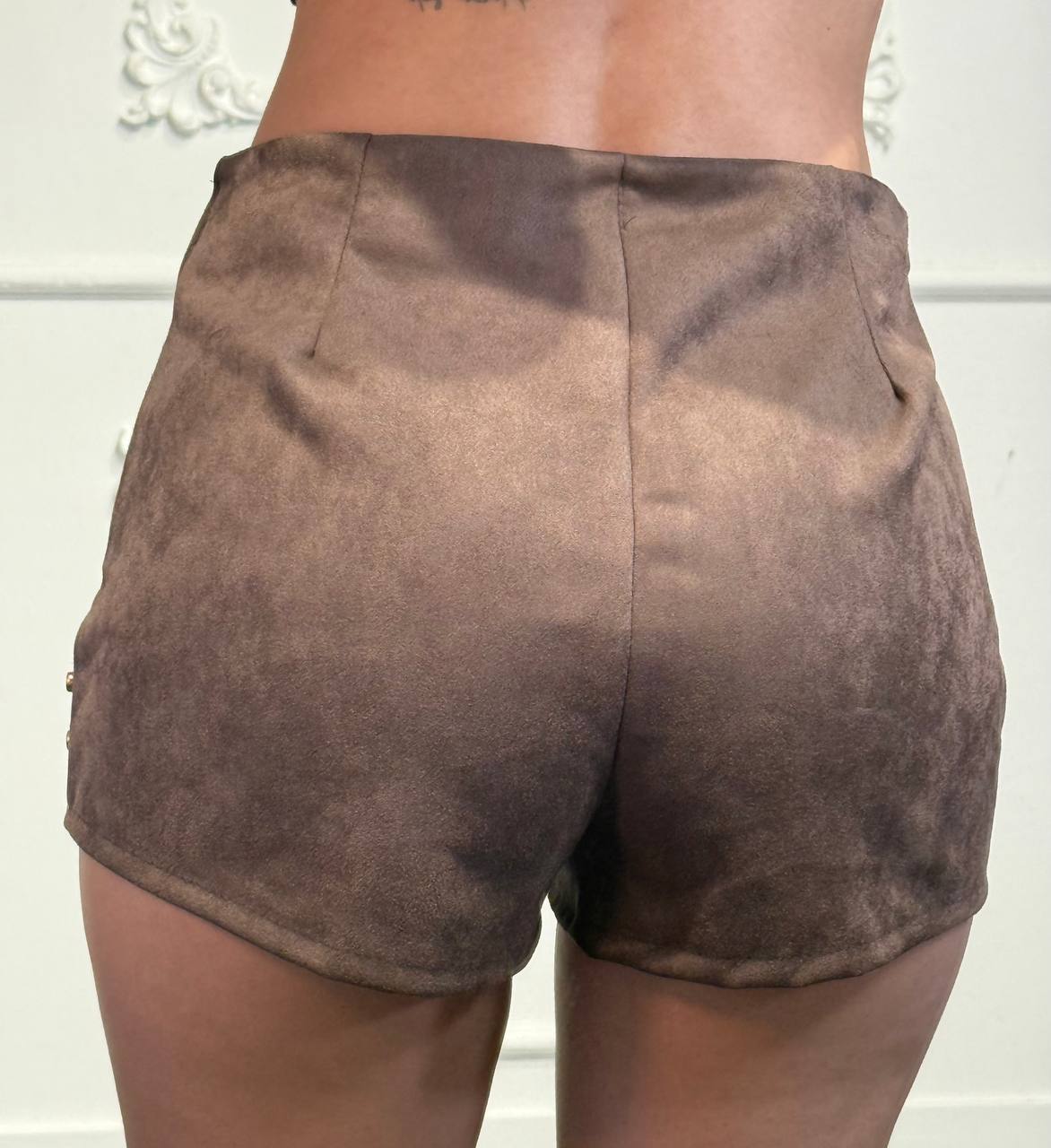 shorts scamosciato con borchie
