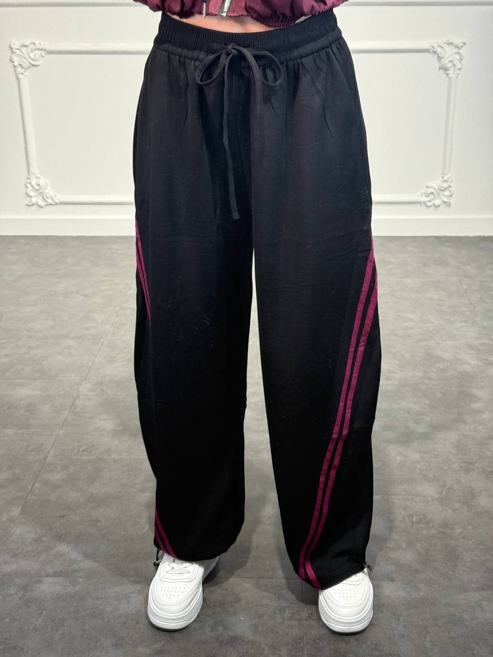 pantalone tuta con bande trasversali