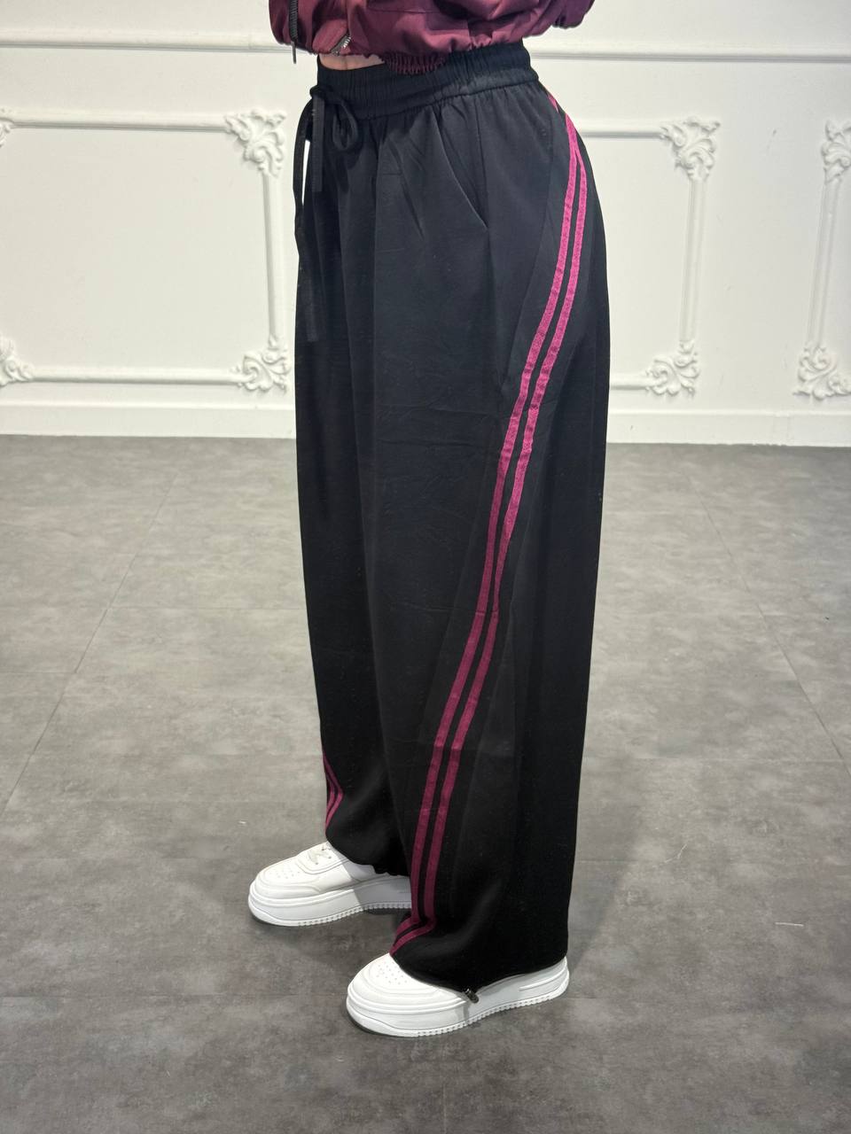 pantalone tuta con bande trasversali
