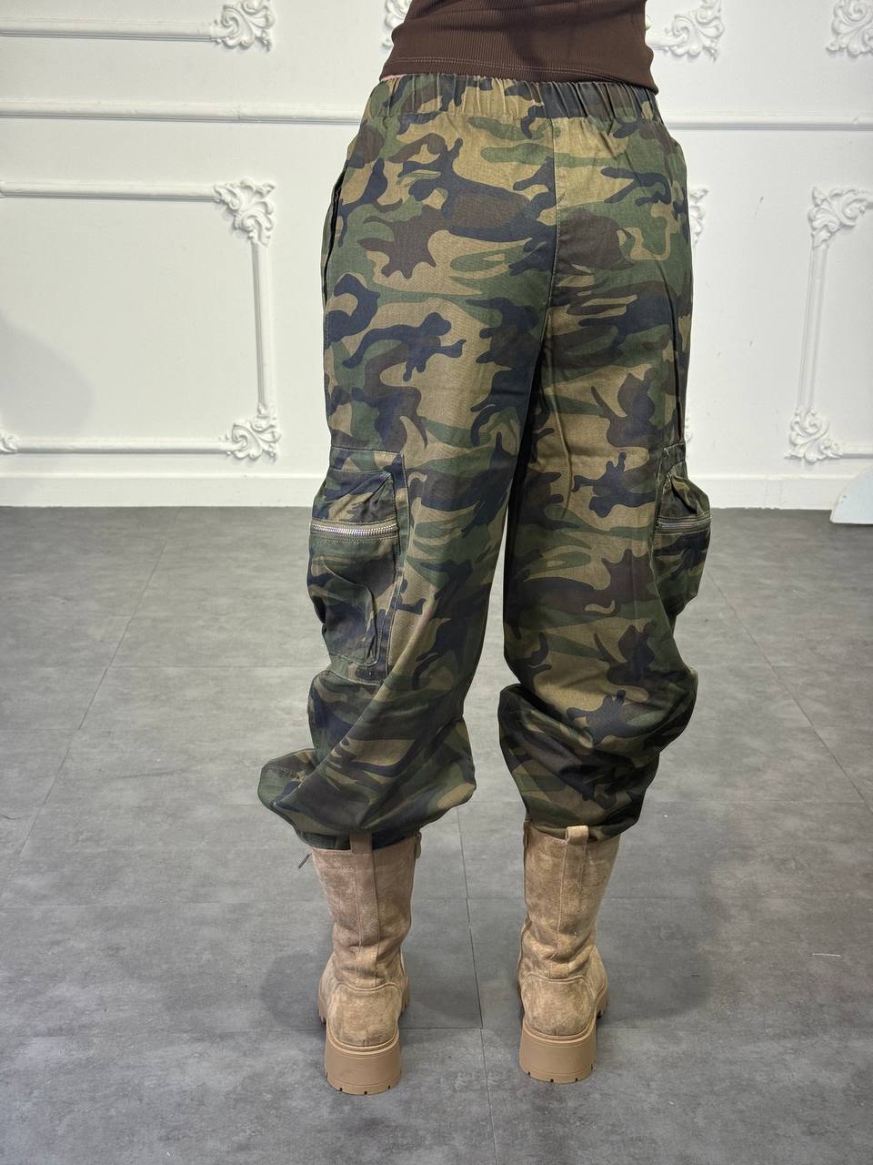 pantaloni con tasconi con zip