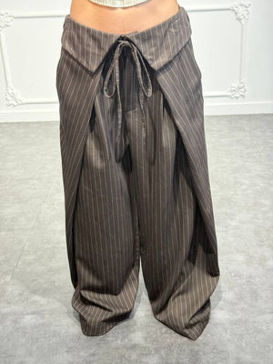 Pantaloni palazzo gessati con vita risvoltata e fiocco frontale