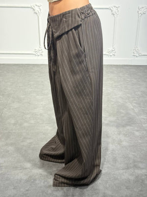Pantaloni palazzo gessati con vita risvoltata e fiocco frontale