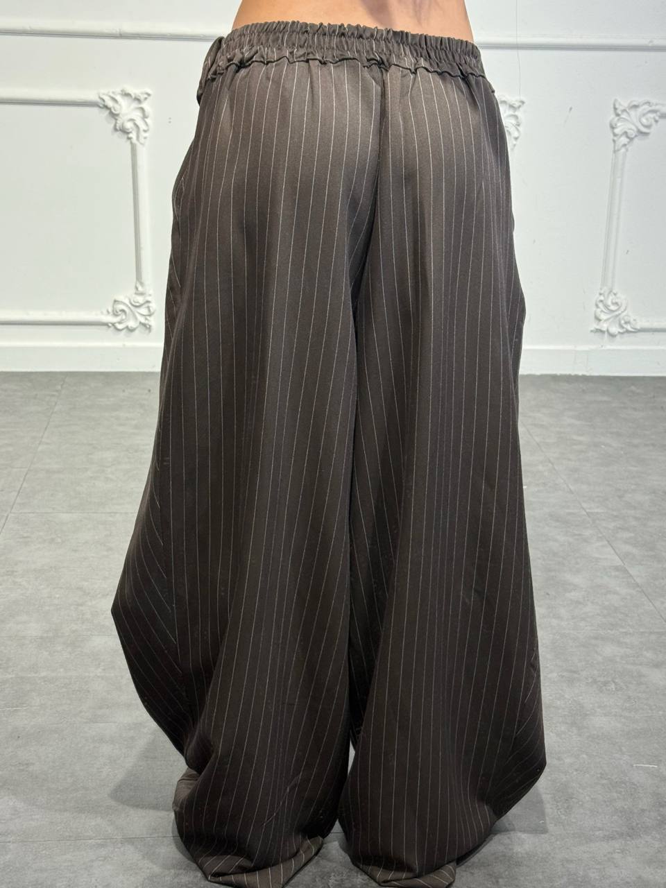 Pantaloni palazzo gessati con vita risvoltata e fiocco frontale