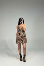 Abito Corto Donna a Balze con Scollo Profondo Spalline Sottili e Stampa Animalier