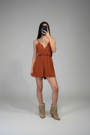 jumpsuit Corta Donna con Scollo Incrociato Bordo in Pizzo e Vita Elasticizzata