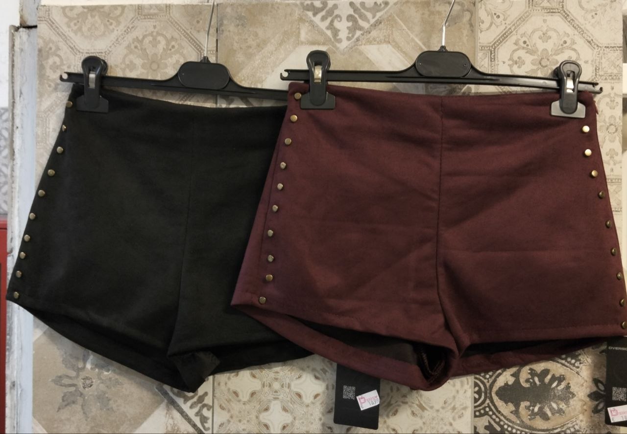 shorts scamosciato con borchie