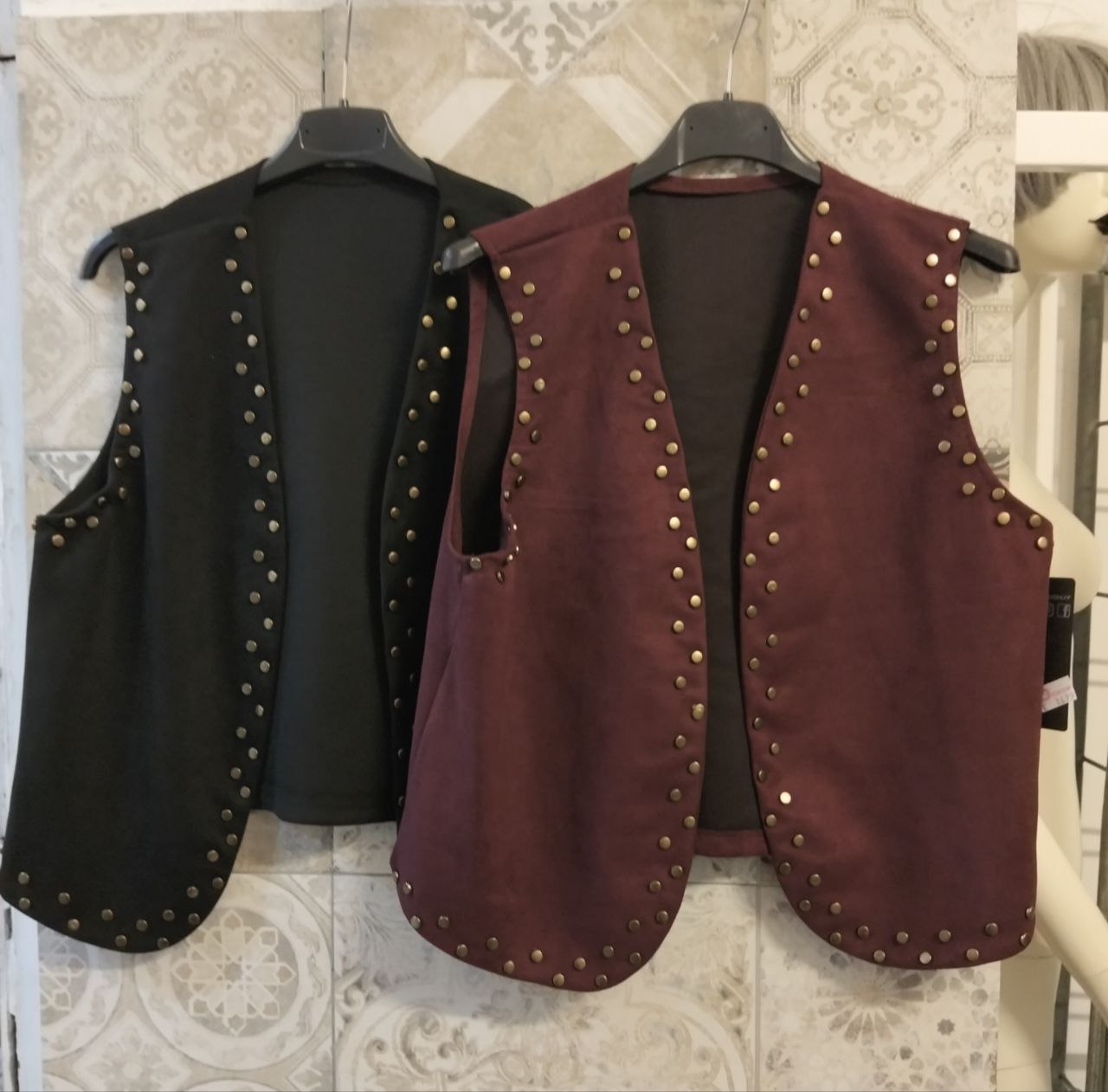 gilet scamosciato con borchie