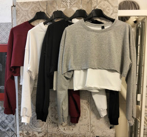 maglia cropped con canotta