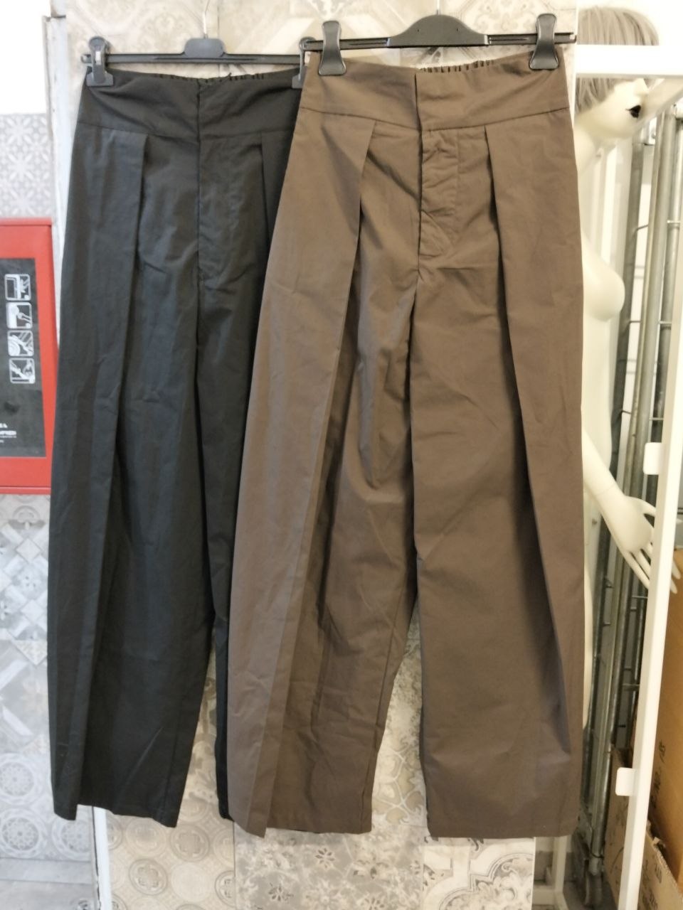 Pantaloni palazzo con drappeggio laterale