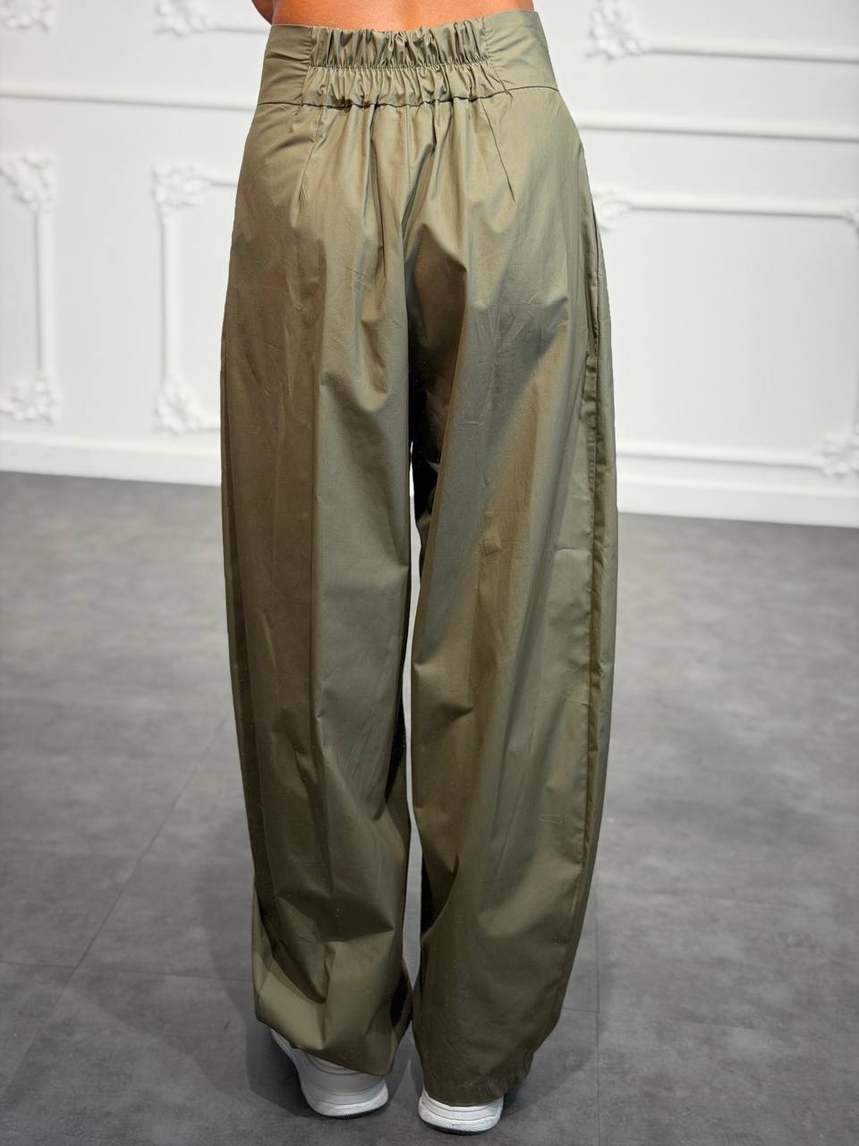 Pantaloni palazzo con drappeggio laterale