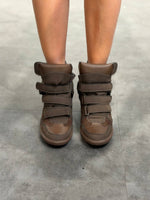 scarpa sailor con zeppa e strappi