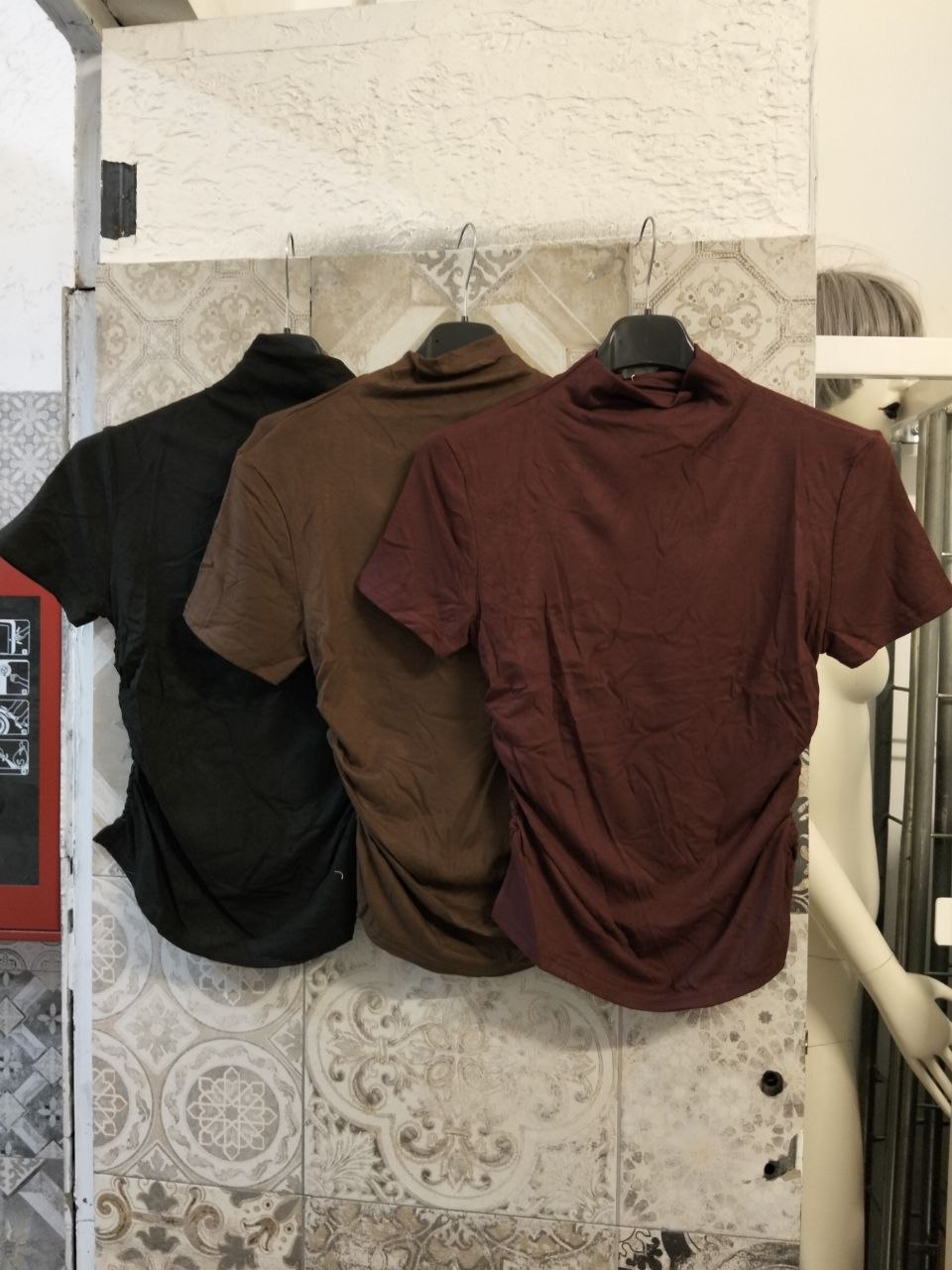 maglia con arricciatura laterale